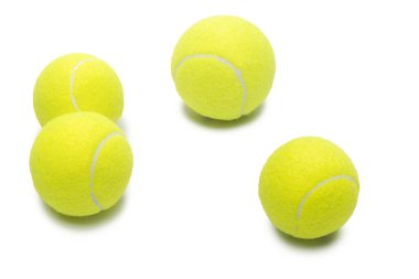 Beyaz arkaplanda izole edilmiş tenis topları. 