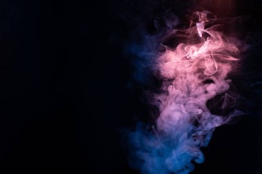 Siyah arka planda mavi ve pembe buhar. Boşluğu kopyala.