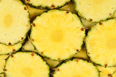 Ananas sulu sarı dilimler arka planda. Üst görünüm.