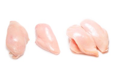 Beyaz arkaplanda çiğ tavuk filetosu.. 