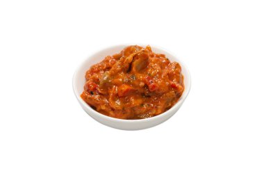 Beyaz arka planda izole edilmiş bir kasede sebze güveci.. 