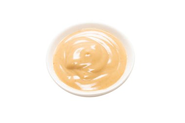 Beyaz arka planda izole edilmiş bir kasede mantar sosu. Üst görünüm. 