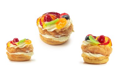 Beyaz üzerine izole edilmiş kremalı ve meyveli kek.. 