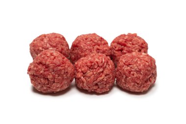 Beyaz arkaplanda çiğ et topları izole.