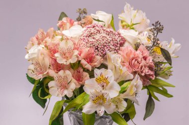 Pembe ambalaj kağıdında yumuşak pembe çiçekler.. 