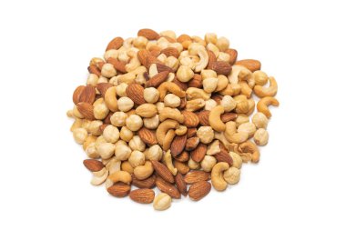 Beyaz arka planda izole edilmiş fındık karışımı. Üst görünüm. 