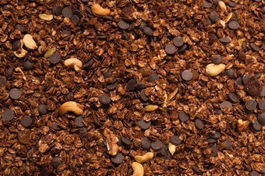 Fındık arkaplanlı çikolatalı gevrek. Üst görünüm. 