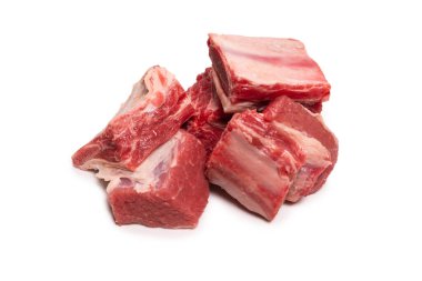 Beyaz arka planda çiğ pirzola. Üst görünüm. 