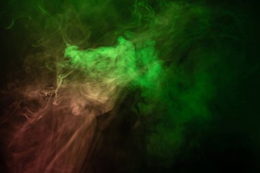 Siyah arka planda yeşil ve pembe buhar. Boşluğu kopyala.