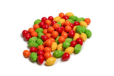 Beyaz arkaplanda izole edilmiş diş etleri çiğneme.