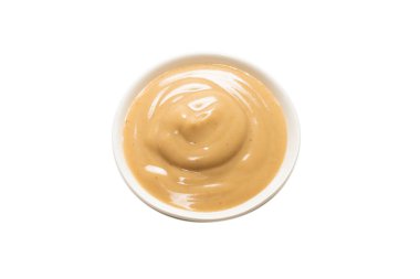 Beyaz arka planda izole edilmiş bir kasede mantar sosu. Üst görünüm. 