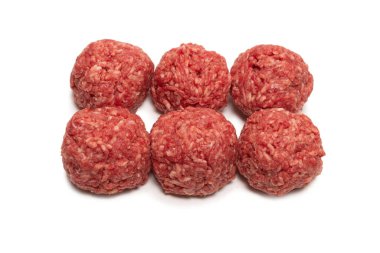 Beyaz arkaplanda çiğ et topları izole.