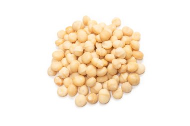 Beyaz arka planda izole edilmiş Macadamia fındıkları. Üst görünüm.