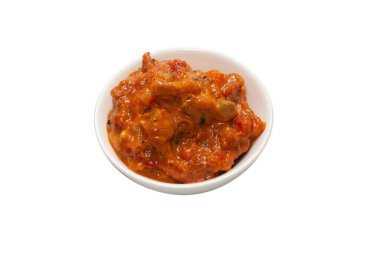 Beyaz arka planda izole edilmiş bir kasede sebze güveci.. 