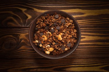 Tahta arka planda fındıklı çikolatalı tahıl gevreği..