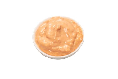 Beyaz arka planda izole edilmiş bir kasedeki sos.. 