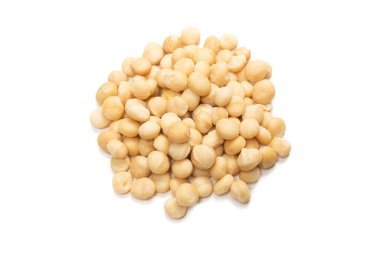 Beyaz arka planda izole edilmiş Macadamia fındıkları. Üst görünüm.