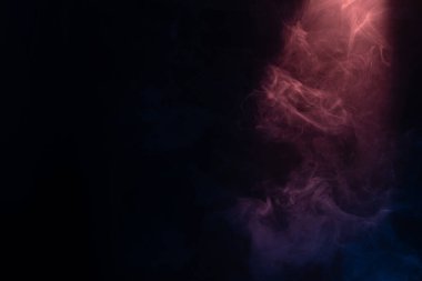 Siyah arka planda mavi ve pembe buhar. Boşluğu kopyala.