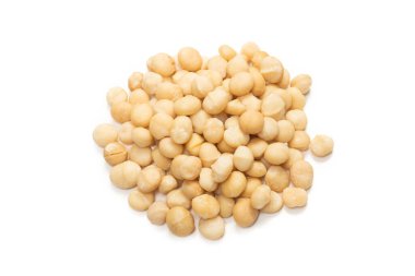 Beyaz arka planda izole edilmiş Macadamia fındıkları. Üst görünüm.