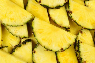 Ananas sulu sarı dilimler arka planda. Üst görünüm.