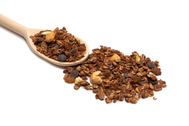 Tahta kaşıkta fındıklı çikolatalı tahıl gevreği. Beyaz arka planda izole edilmiş.