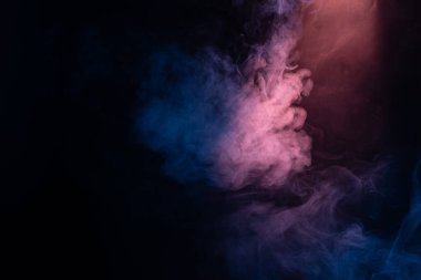 Siyah arka planda mavi ve pembe buhar. Boşluğu kopyala.