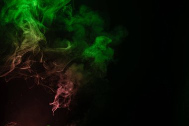 Siyah arka planda yeşil ve pembe buhar. Boşluğu kopyala.