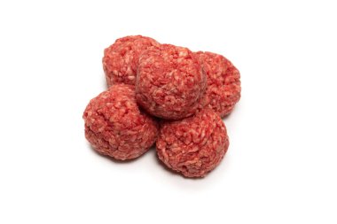 Beyaz arkaplanda çiğ et topları izole.