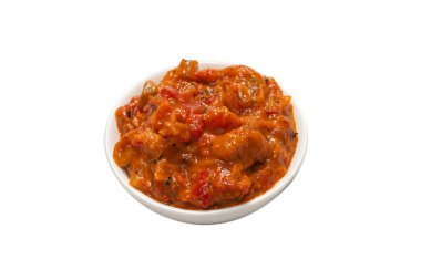 Beyaz arka planda izole edilmiş bir kasede sebze güveci.. 