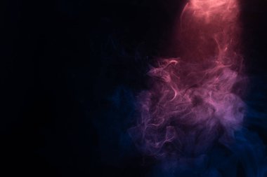 Siyah arka planda mavi ve pembe buhar. Boşluğu kopyala.