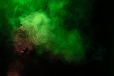 Siyah arka planda yeşil ve pembe buhar. Boşluğu kopyala.