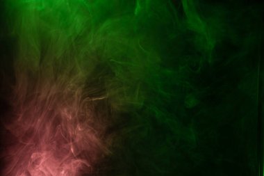 Siyah arka planda yeşil ve pembe buhar. Boşluğu kopyala.