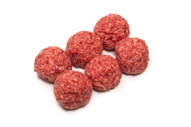 Beyaz arkaplanda çiğ et topları izole.