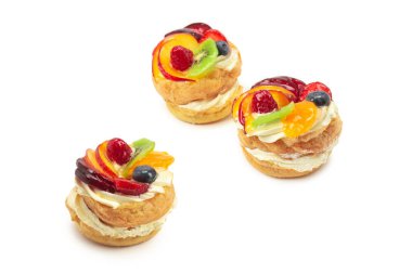 Beyaz üzerine izole edilmiş kremalı ve meyveli kek.. 