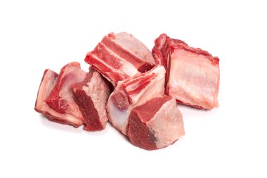 Beyaz arka planda çiğ pirzola. Üst görünüm. 