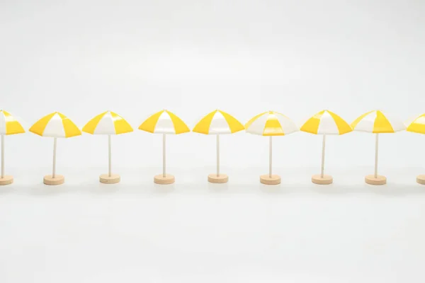 Paraguas Amarillos Sobre Fondo Blanco Copiar Espacio — Foto de Stock