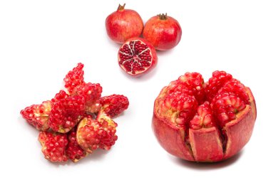 Beyaz arka planda izole edilmiş tatlı sulu nar.. 