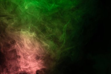 Siyah arka planda yeşil ve pembe buhar. Boşluğu kopyala.