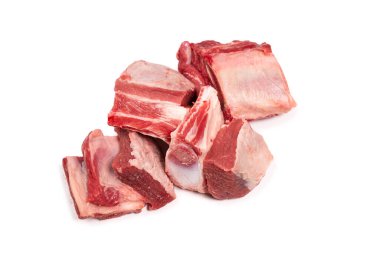 Beyaz arka planda çiğ pirzola. Üst görünüm. 