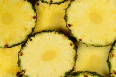 Ananas sulu sarı dilimler arka planda. Üst görünüm.