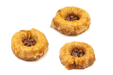 Beyaz arka planda izole edilmiş lezzetli baklava.