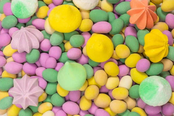 Meringues Colorées Arachides Glacées Isolées Sur Fond Blanc Vue Dessus — Photo