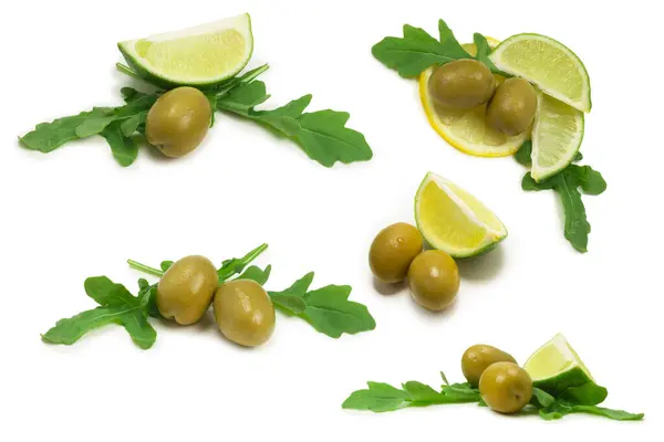 Due Olive Pezzetto Limone Foglie Rucola Isolate Fondo Bianco — Foto Stock