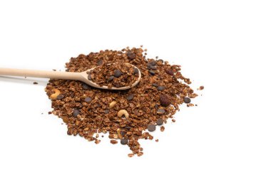 Tahta kaşıkta fındıklı çikolatalı tahıl gevreği. Beyaz arka planda izole edilmiş.