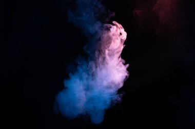 Siyah arka planda mavi ve pembe buhar. Boşluğu kopyala.