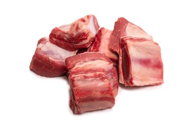 Beyaz arka planda çiğ pirzola. Üst görünüm. 