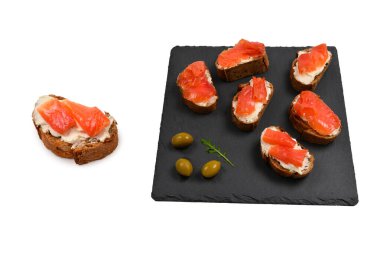 Ekmeğin üstünde somon, beyazın üstünde krema..