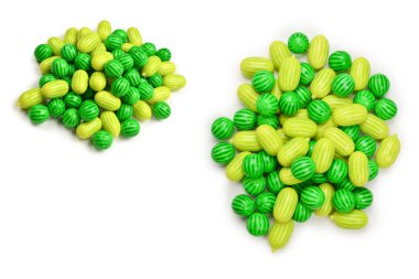 Beyaz arkaplanda izole edilmiş yeşil sakız.