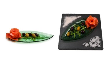 Beyaz üzerine tuz ve zeytinli bir tabakta somon dilimleri..