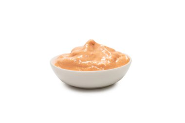 Beyaz arka planda izole edilmiş bir kasedeki sos.. 